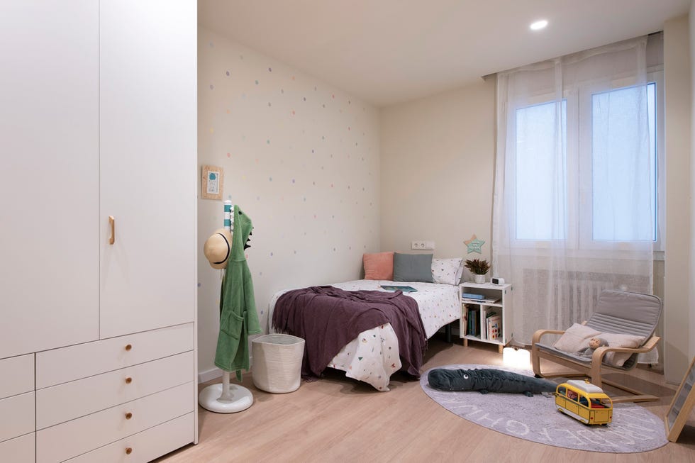 habitación infantil con armario blanco