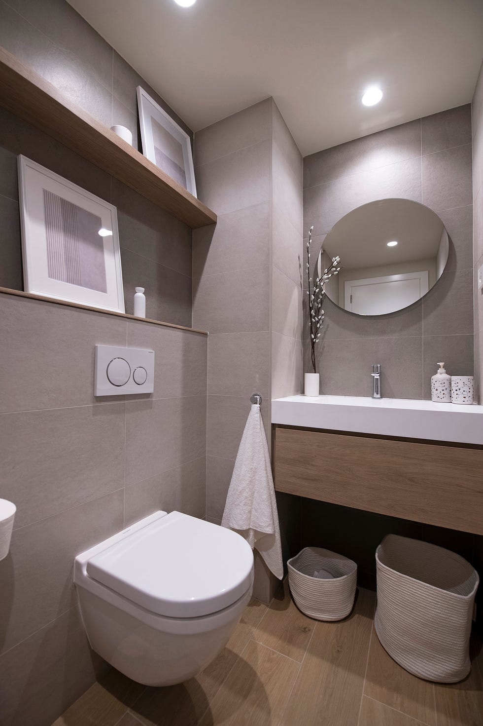 baño con mueble volado de madera