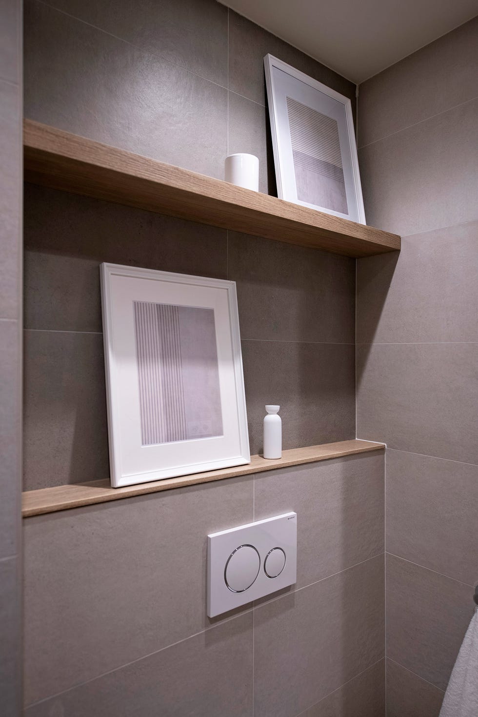 repisas de madera en el baño