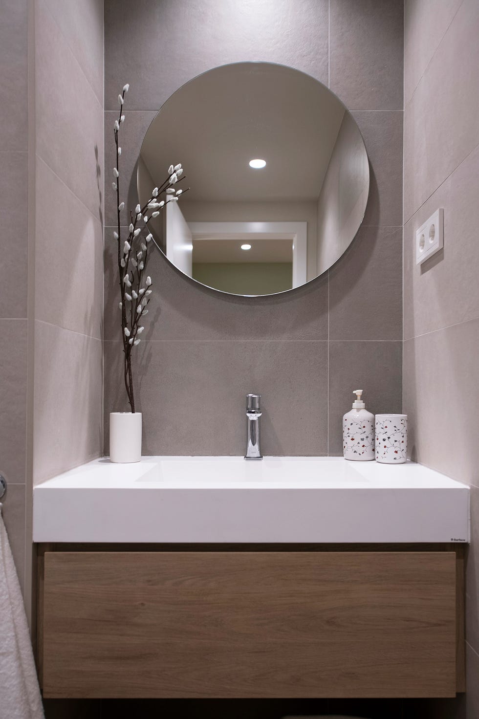 baño con mueble volado de madera