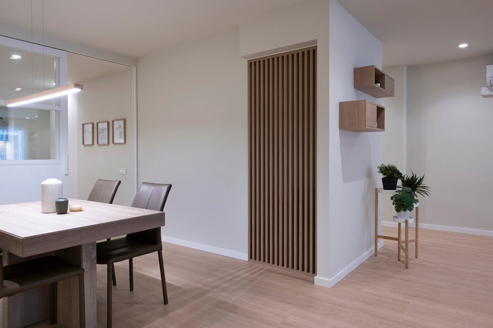 mesa de comedor de madera moderna y sillas de piel