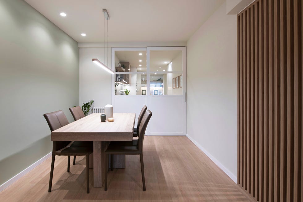 mesa de comedor de madera moderna y sillas de piel