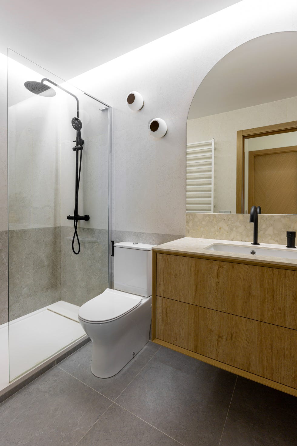 baño con mueble de madera volada y ducha