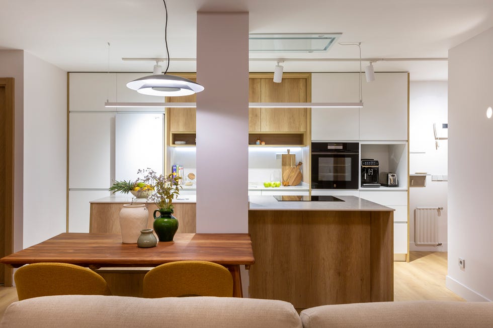 cocina con isla y mesa de comedor de madera