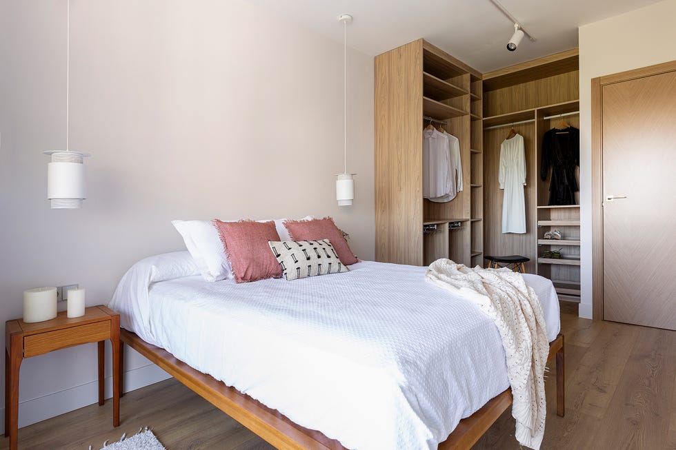 dormitorio con vestidor de madera