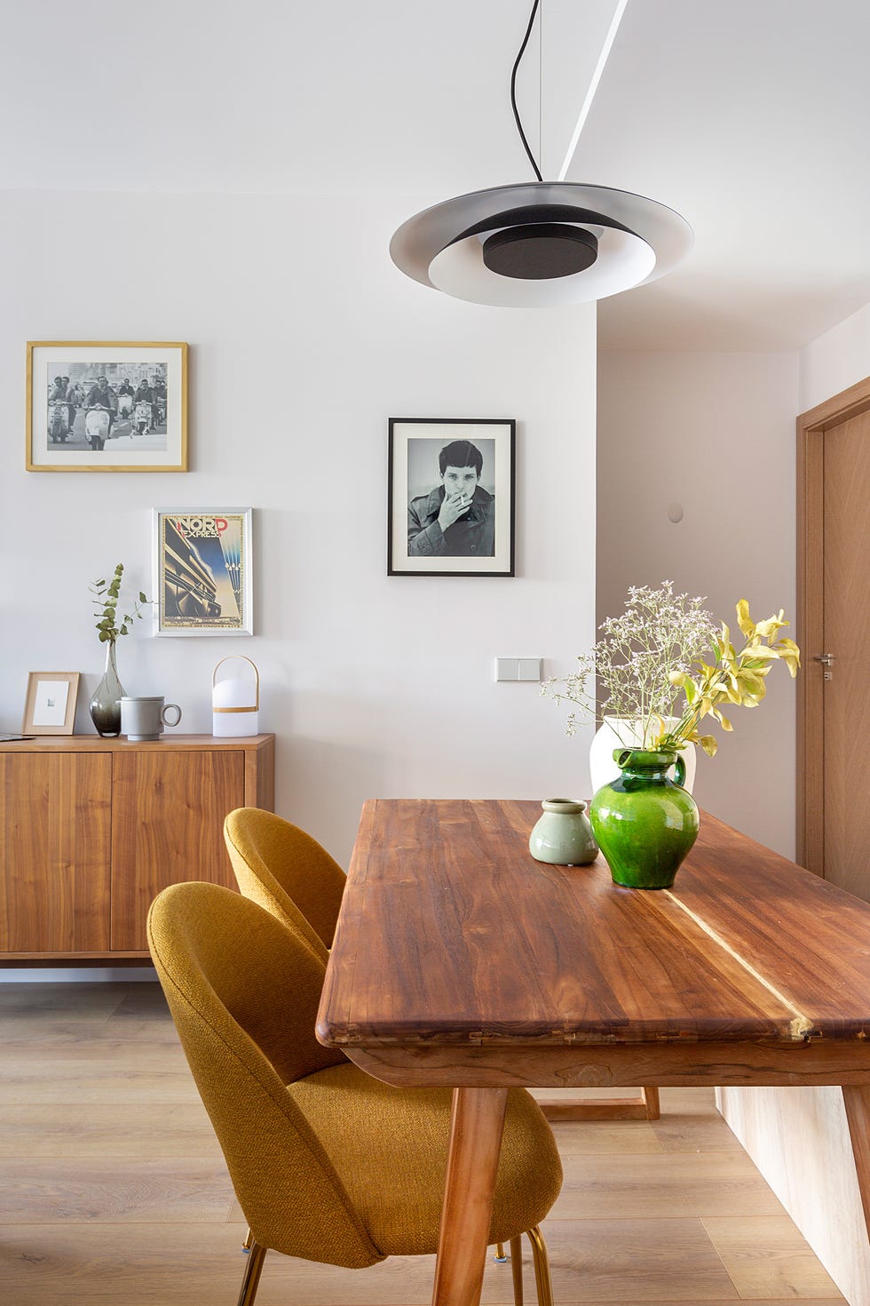 mesa de comedor de madera con sillas mostaza