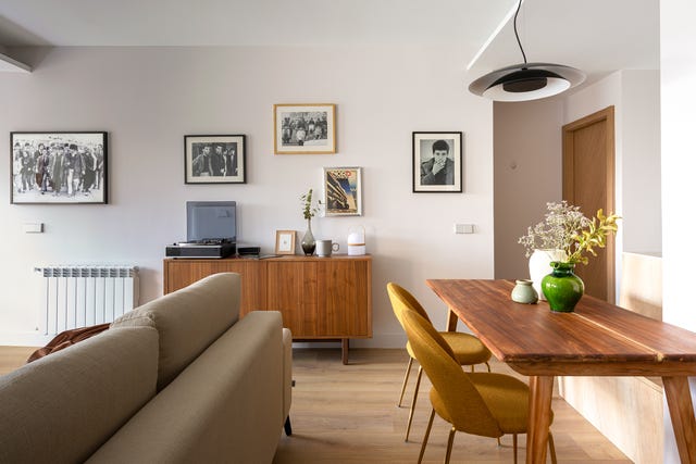 mesa de comedor y aparador de madera