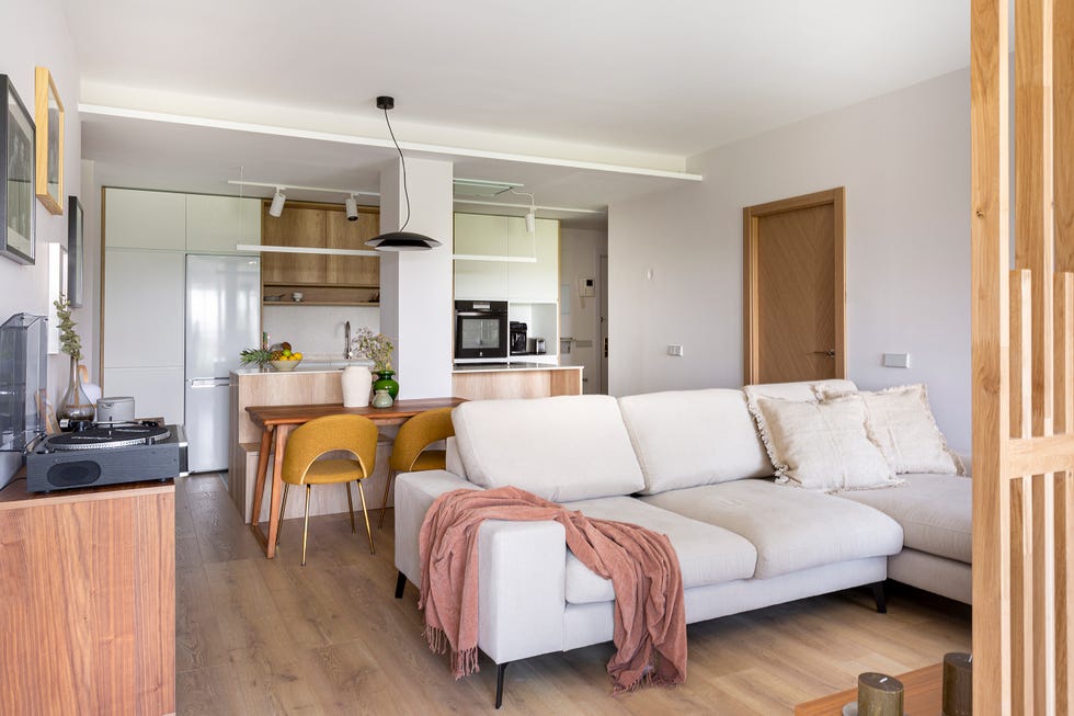 salón abierto con sofá beige