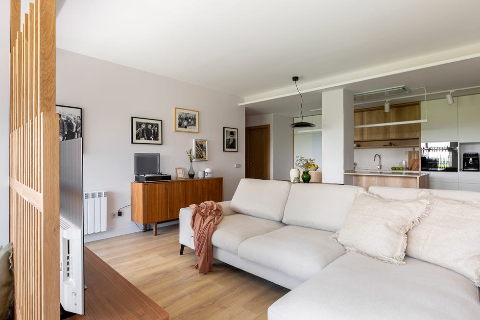 salón abierto con sofá beige