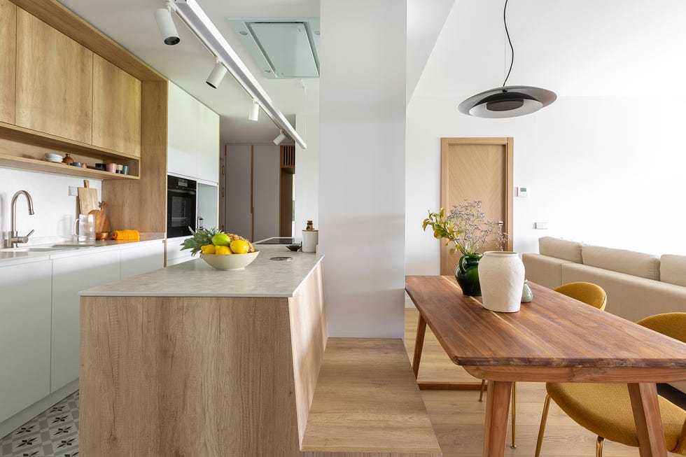 cocina con isla y mesa de comedor de madera