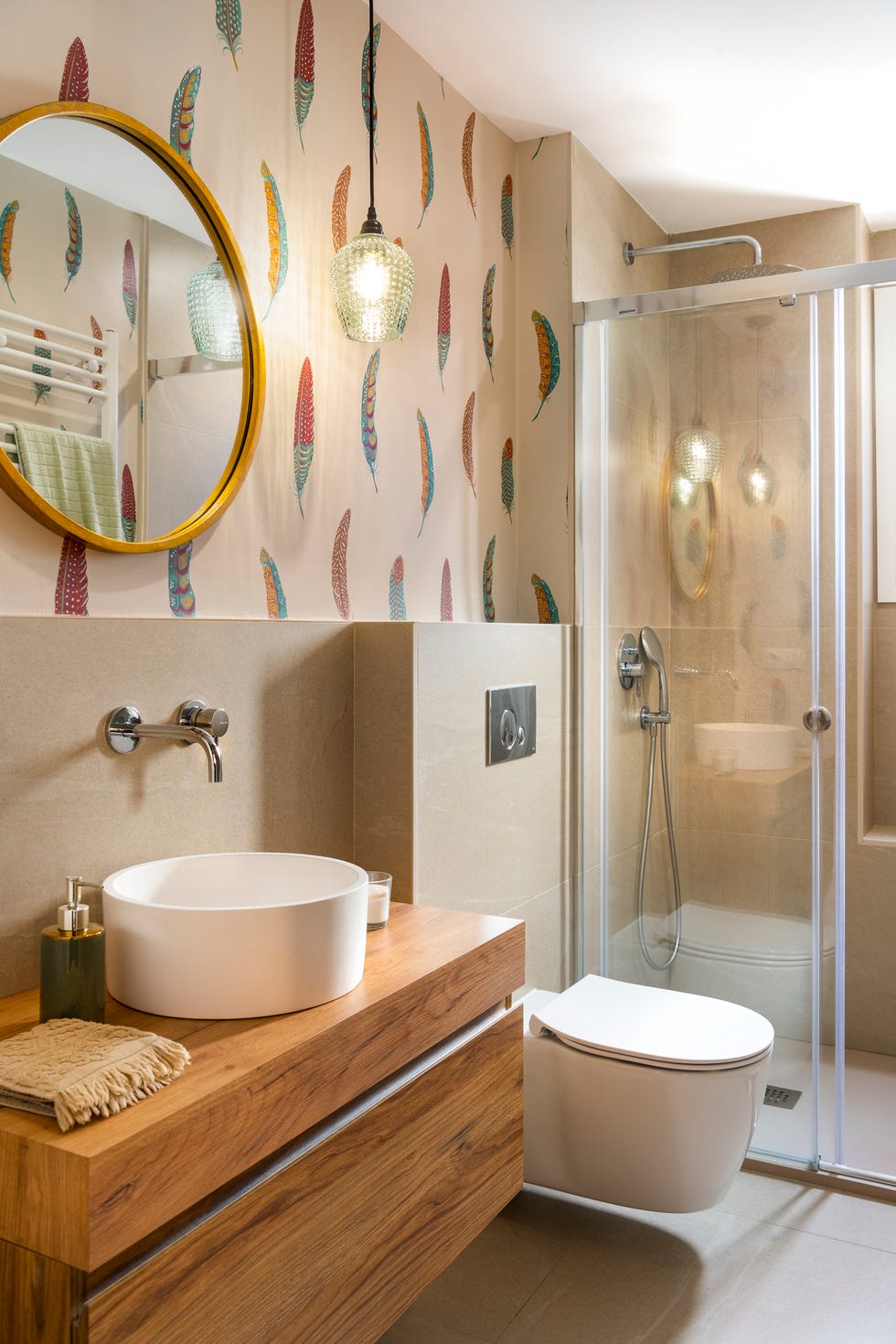 baño moderno con mueble suspendido de madera y papel pintado de plumas