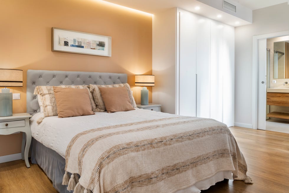 dormitorio con baño en suite