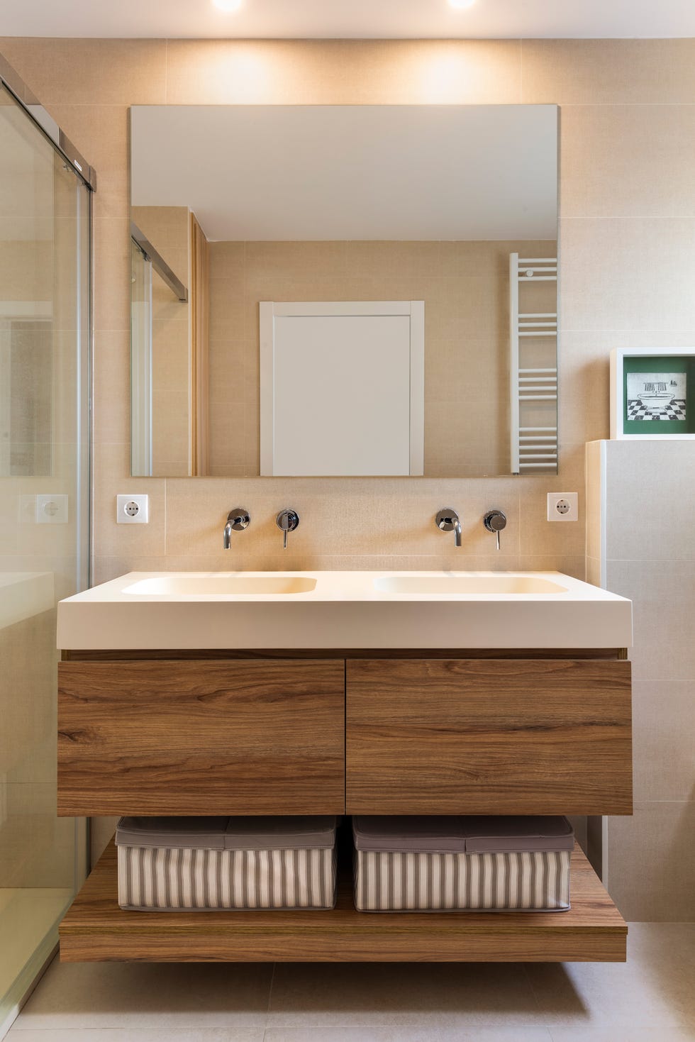 baño moderno con mueble suspendido de madera