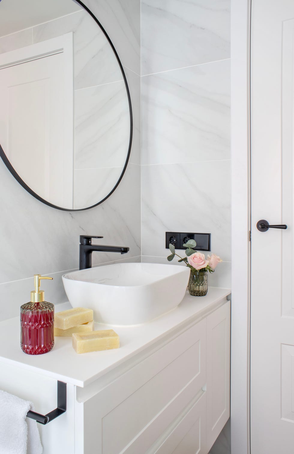 baño con mueble blanco y ducha