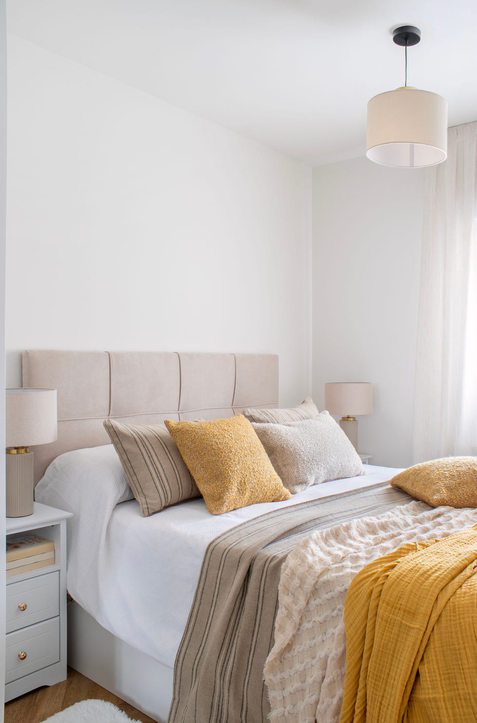 cama con cabecero beige acolchado