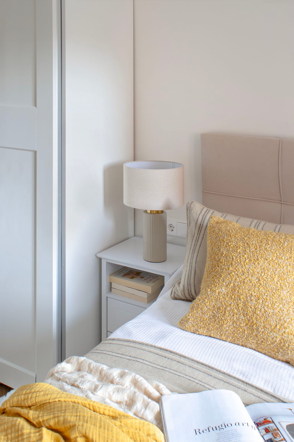 cama con cabecero beige acolchado