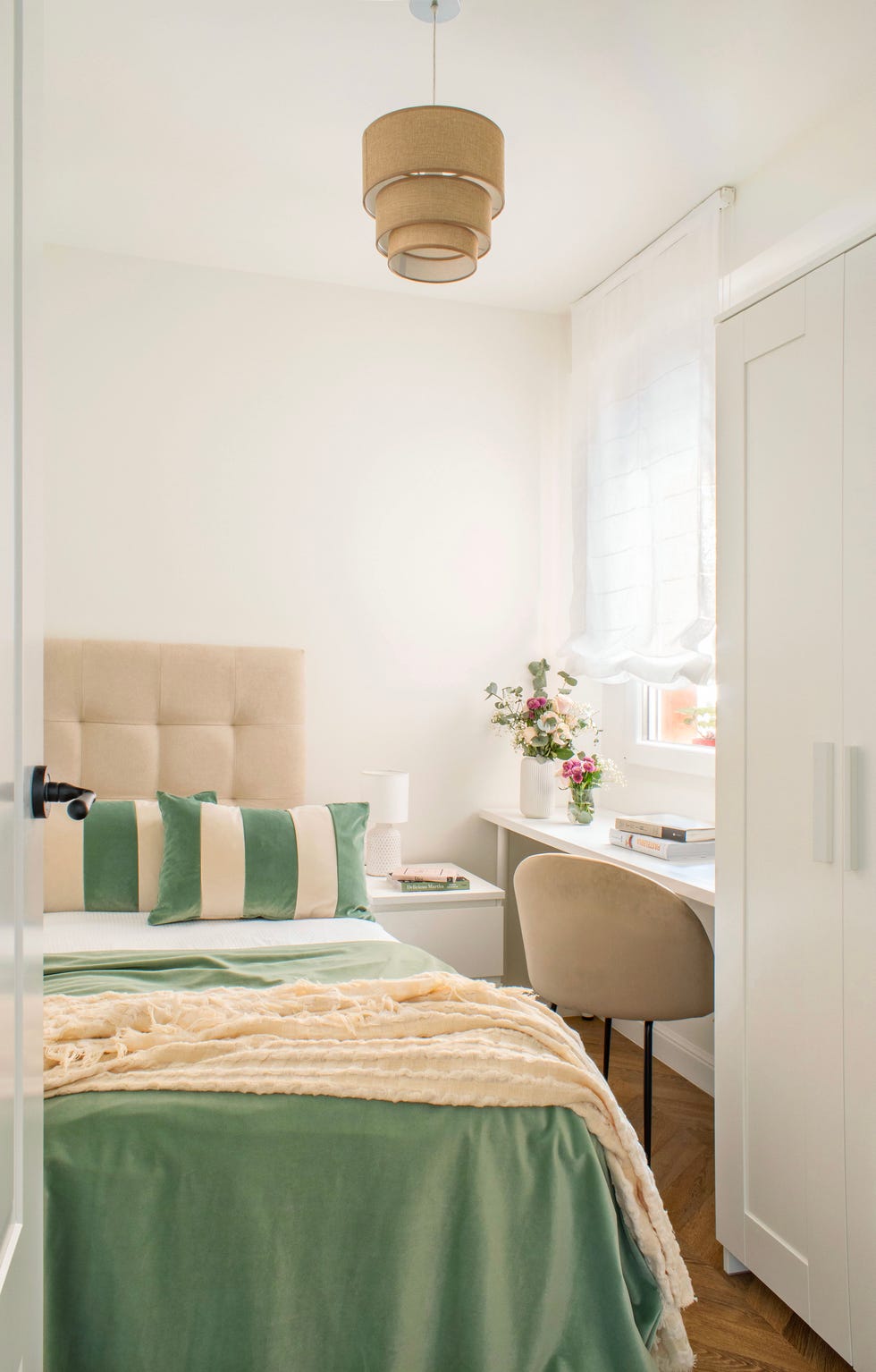 cama con cabecero beige acolchado y escritorio blanco