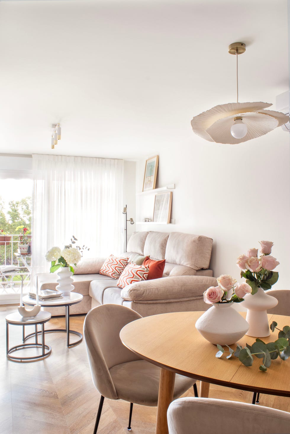 salón comedor con sofá beige con chaiselongue