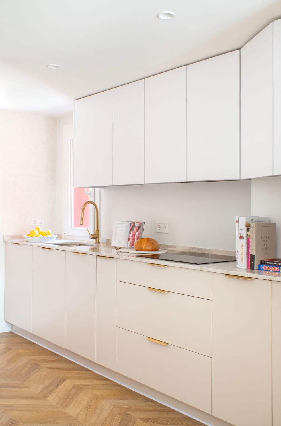 cocina blanca con tiradores dorados