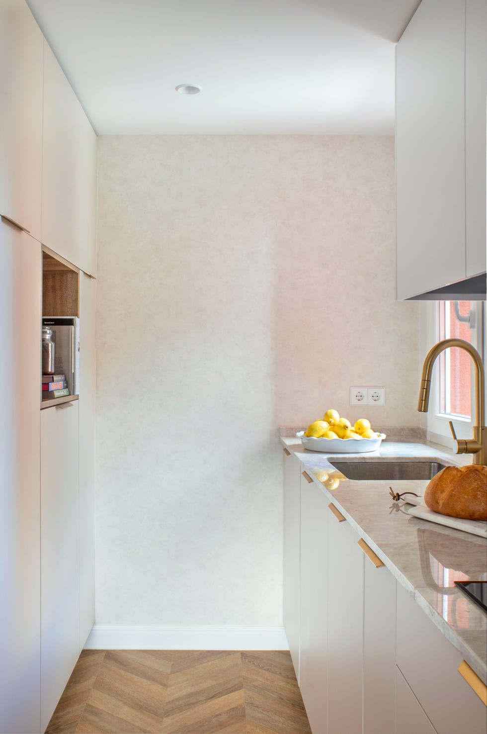 cocina blanca con tiradores dorados