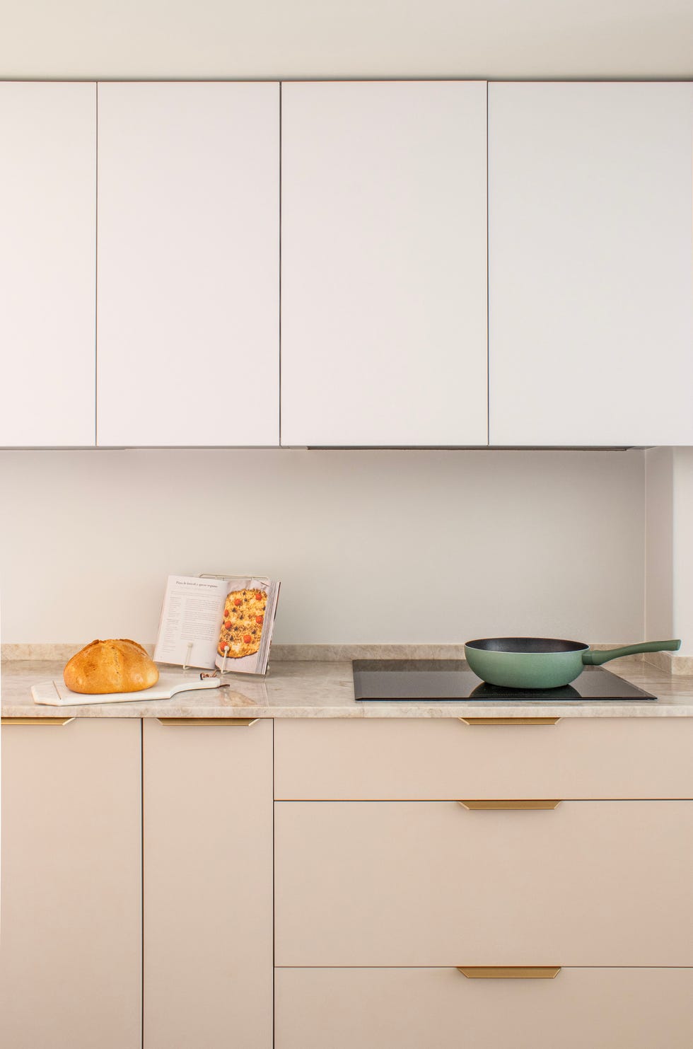 cocina blanca con tiradores dorados