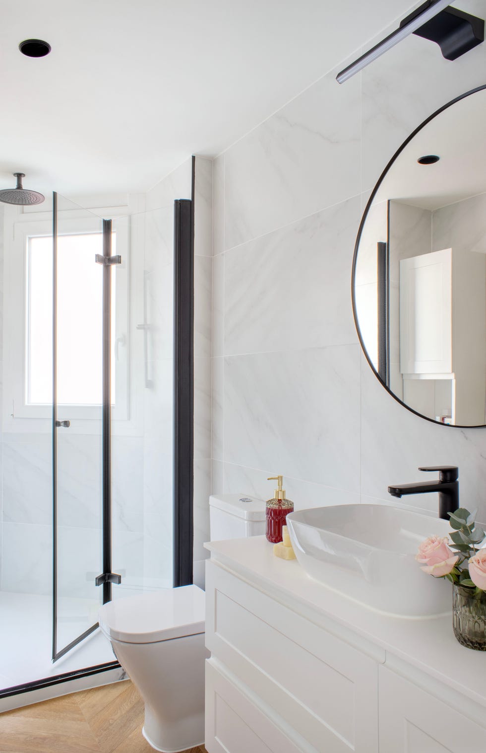 baño con mueble blanco y ducha