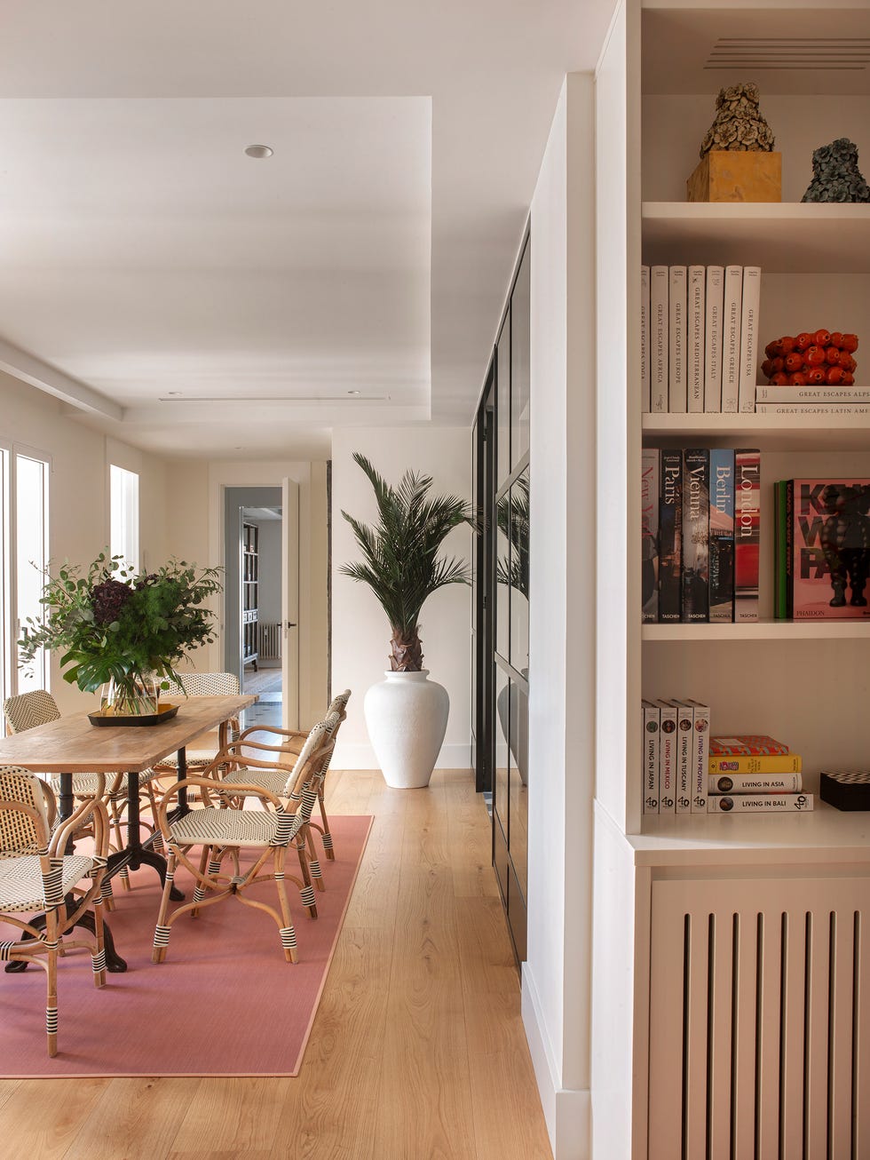 mesa de comedor de madera y sillas de ratán