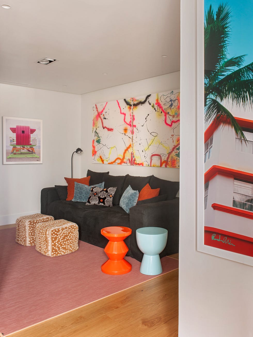 sala de estar con sofá gris y díptico de colores neón