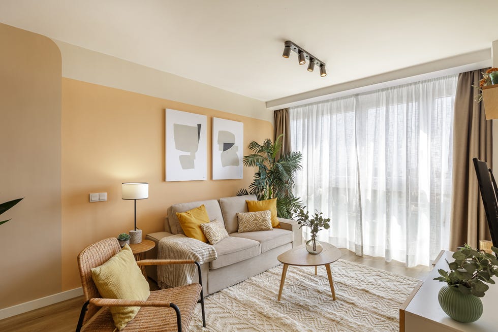 salón decorado en tonos cálidos con muebles de fibra y madera