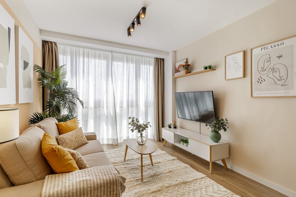 salón decorado en tonos cálidos con muebles de fibra y madera