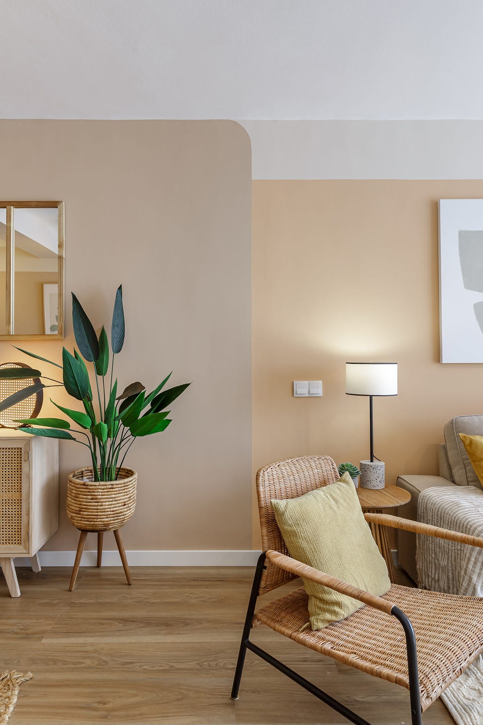 salón decorado en tonos cálidos con muebles de fibra y madera