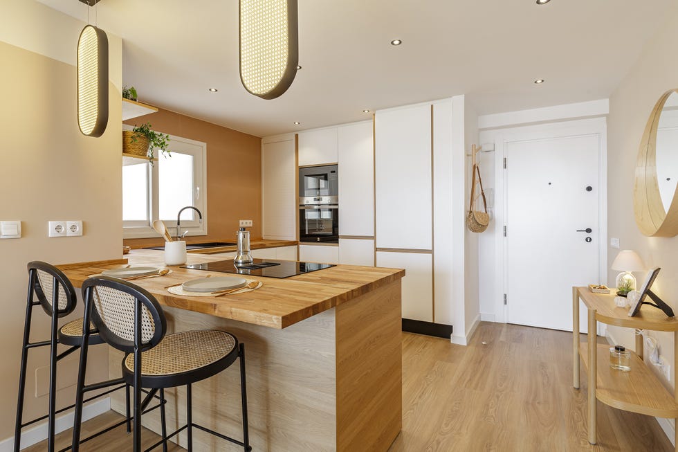 cocina abierta en blanco y madera con barra