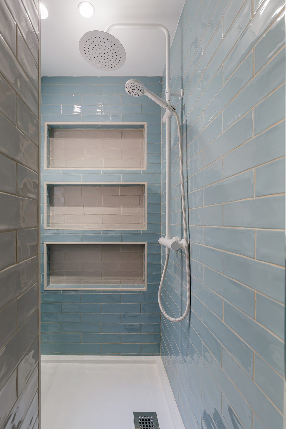 ducha con azulejos azules