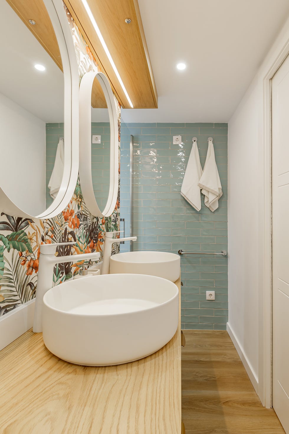 baño con papel pintado con motivos exóticos