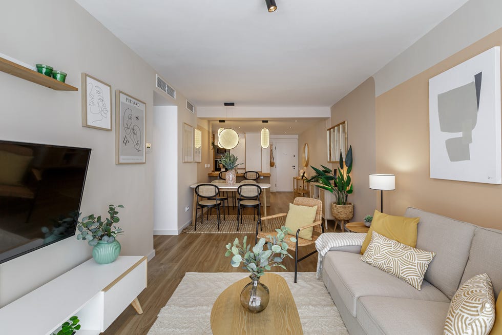 salón decorado en tonos cálidos con muebles de fibra y madera