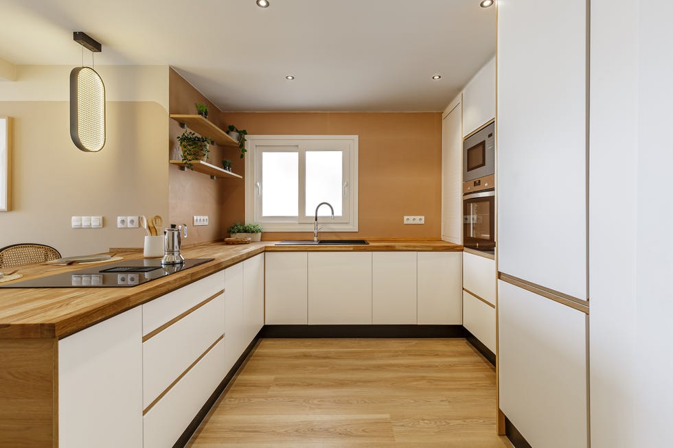 cocina abierta en blanco y madera con barra