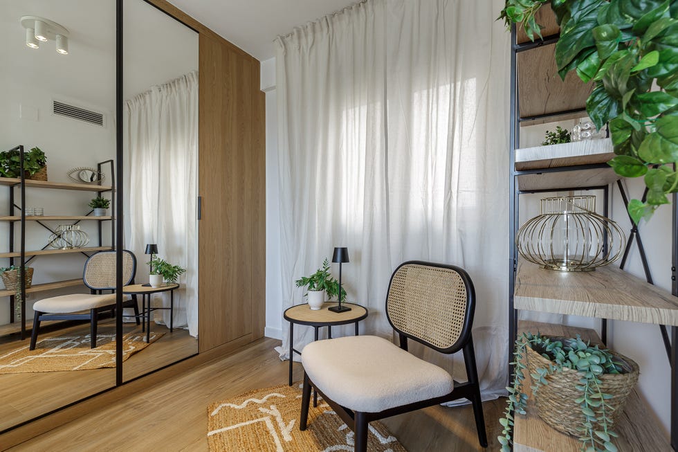 dormitorio con rincón de lectura y muebles de madera
