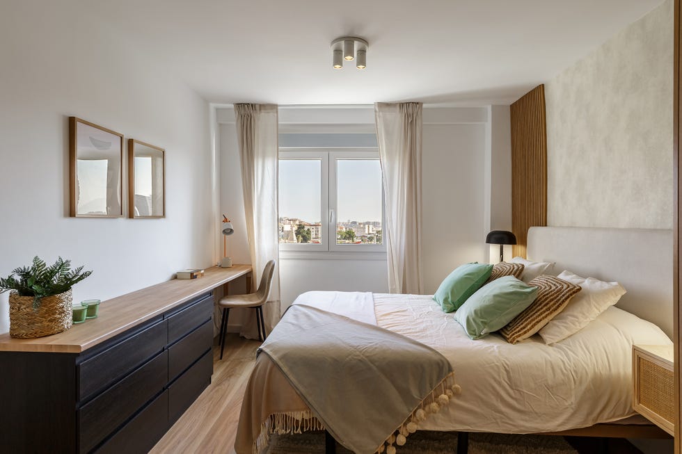 dormitorio con escritorio