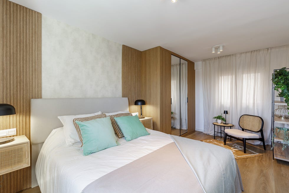 dormitorio con rincón de lectura y muebles de madera