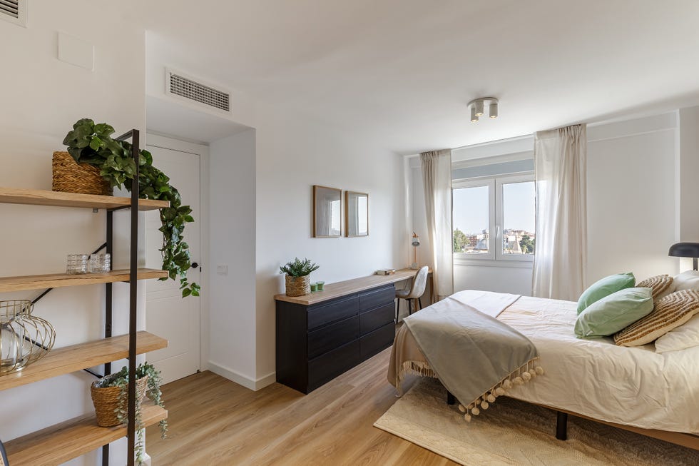 dormitorio con escritorio