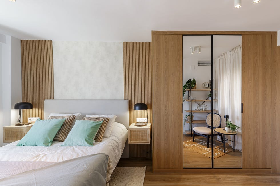 dormitorio con muebles de madera