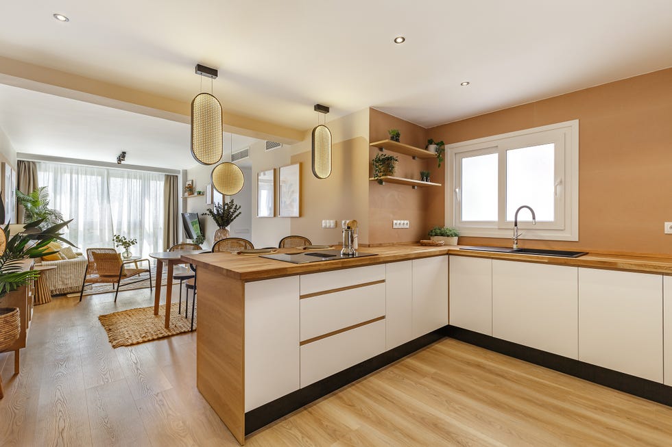 cocina abierta en blanco y madera con barra