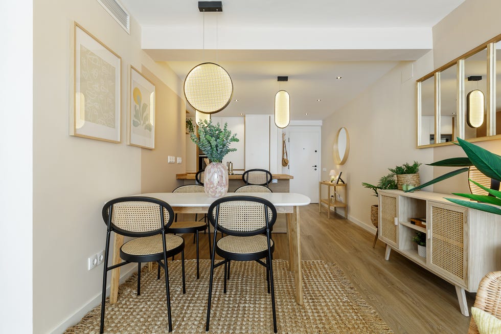 cocina y comedor con muebles de madera y ratán