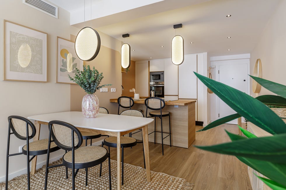 cocina y comedor con muebles de madera y ratán