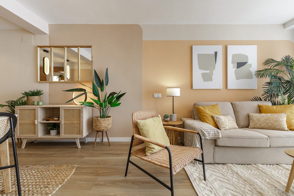 salón decorado en tonos cálidos con muebles de fibra y madera