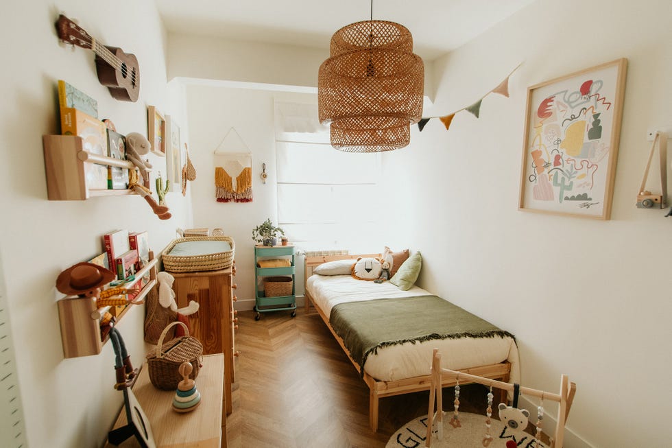 habitación infantil con muebles de madera y fibras naturales