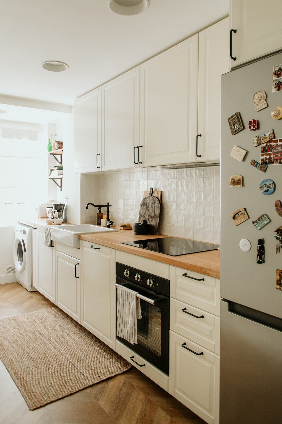 cocina blanca de ikea con estilo rústico