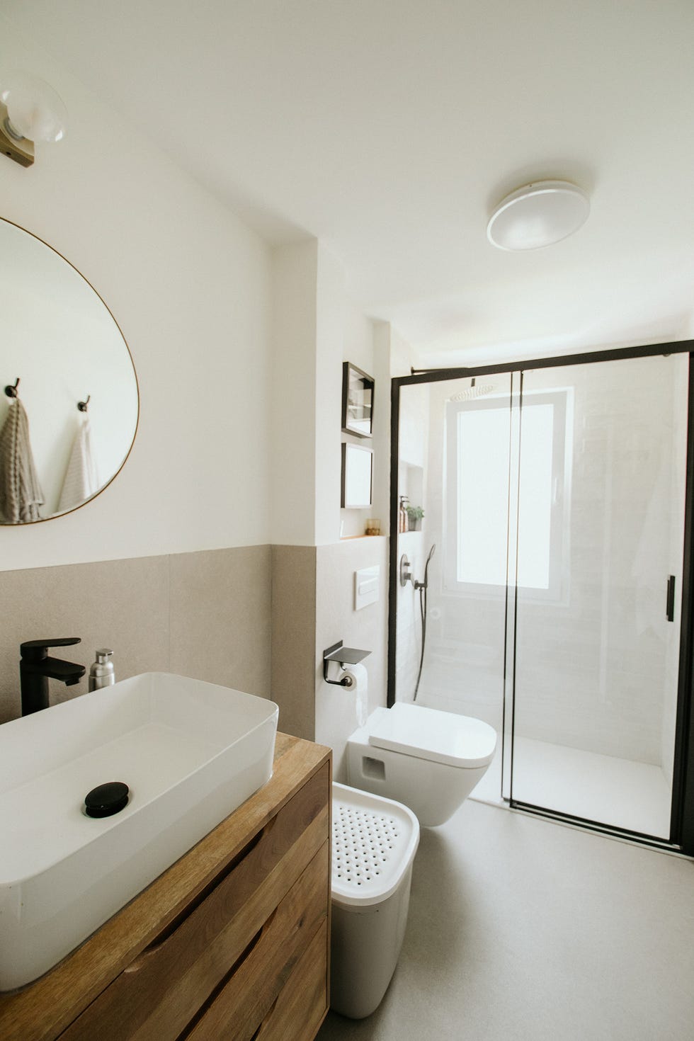 baño con ducha de estilo industrial