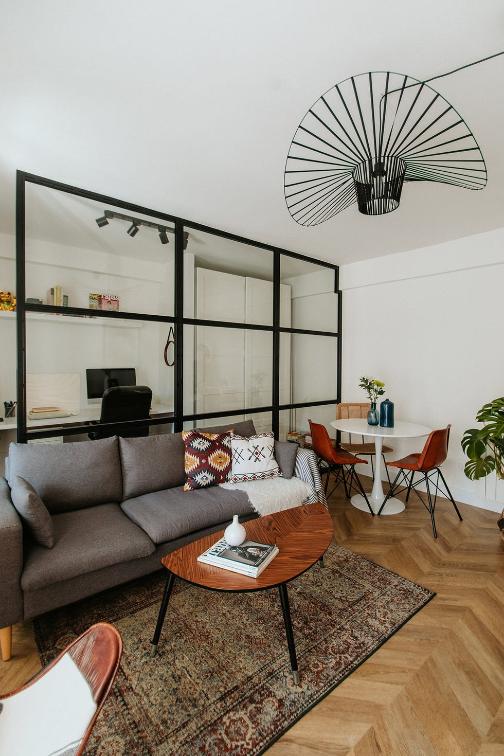 salón comedor con cerramiento de vidrio y perfilería negra