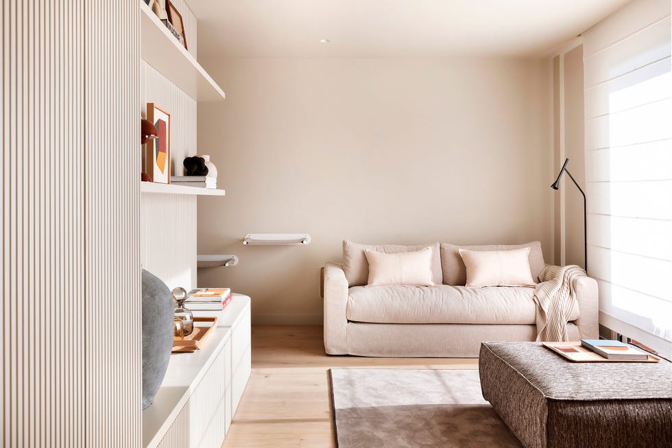 estantería blanca con diseño listonado y sofá beige
